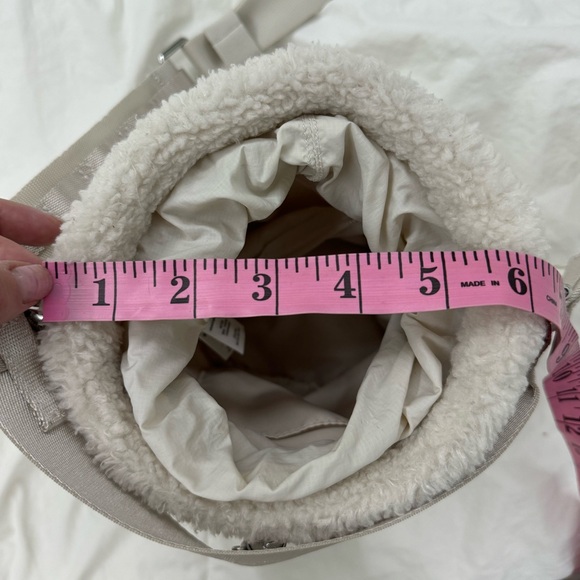 Lululemon Fleece Bucket Bag - Picture 5 of 6